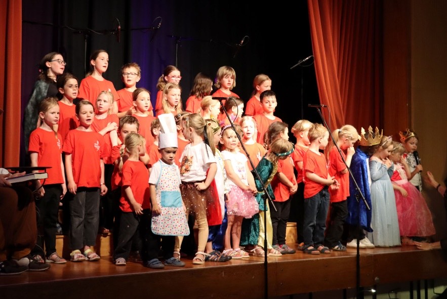 Der Wolfbusch Kinderchor bei einem Bühnenauftritt